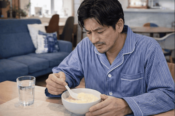  食事を通常量に戻しても吐き気などの症状が出ないか